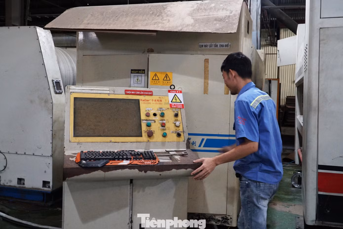“Hiện chúng tôi chưa thể sản xuất, cũng chưa thể dọn dẹp do mất điện và chưa có nước. Người lao động cũng xin nghỉ để dọn dẹp nhà cửa”, ông Sơn cho biết.