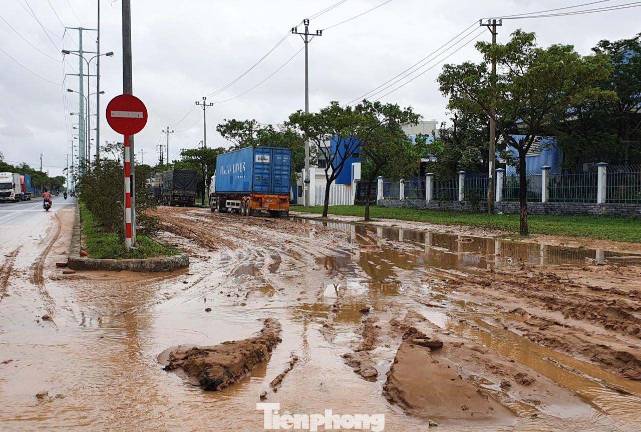 Đến trưa 15/10, các tuyến đường ở Khu công nghiệp Hòa Khánh (KCN Hòa Khánh, quận Liên Chiểu, Đà Nẵng) vẫn ngập ngụa trong bùn lầy. Nhiều tuyến đường vẫn còn nước đọng sau một đêm mưa lụt kéo dài (Ảnh: Giang Thanh).