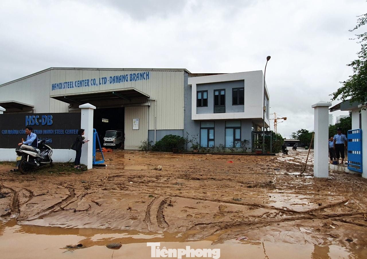 Theo ông Phạm Trường Sơn - Trưởng Ban Quản lý Khu Công nghệ cao và các Khu Công nghiệp Đà Nẵng, mưa lớn khiến nhiều nhà máy, xưởng sản xuất trong các KCN bị ngập cục bộ từ đêm qua. Đến sáng nay, nước cơ bản đã rút. Các doanh nghiệp đang dốc toàn lực để dọn dẹp sau ngập lụt. Một số doanh nghiệp tạm ngưng sản xuất để khắc phục hậu quả.