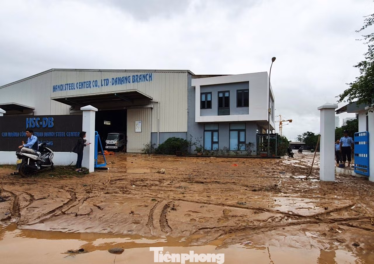 Theo ông Phạm Trường Sơn - Trưởng Ban Quản lý Khu Công nghệ cao và các Khu Công nghiệp Đà Nẵng, mưa lớn khiến nhiều nhà máy, xưởng sản xuất trong các KCN bị ngập cục bộ từ đêm qua. Đến sáng nay, nước cơ bản đã rút. Các doanh nghiệp đang dốc toàn lực để dọn dẹp sau ngập lụt. Một số doanh nghiệp tạm ngưng sản xuất để khắc phục hậu quả.
