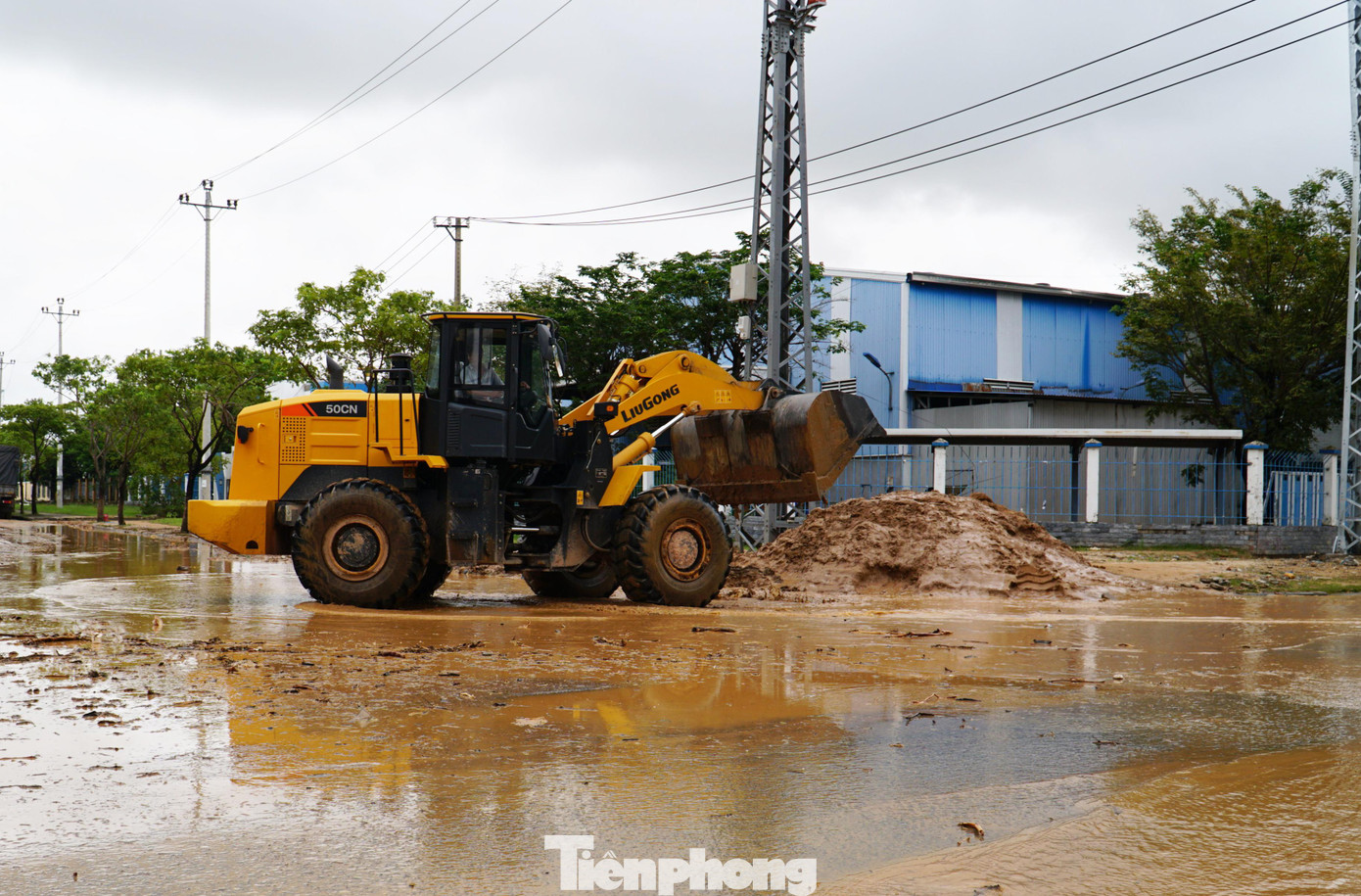 “Hôm nay, chúng tôi phải tạm dừng sản xuất để dọn dẹp. Thiệt hại về vật chất chưa tính được nhưng chúng tôi lo ngại việc nguyên liệu ướt cùng với mưa lớn kéo dài sẽ ảnh hưởng đến tiến độ đơn hàng giao cho khách”, ông Thống nói.
