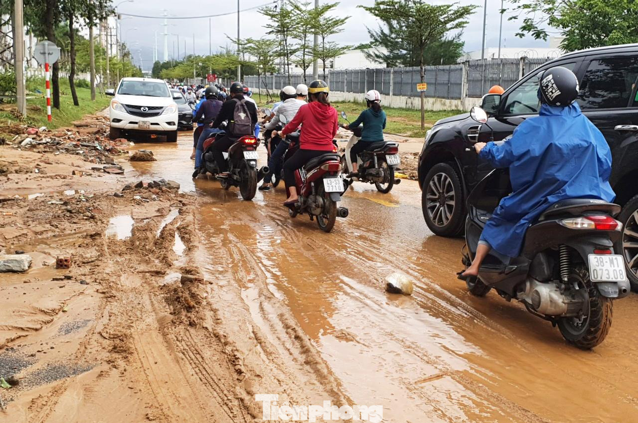 Nhiều doanh nghiệp phải thuê máy xúc để dọn bùn đất và xối rửa mặt bằng nhà xưởng.