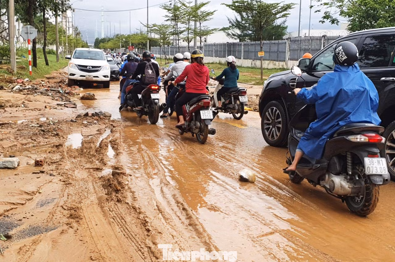 Nhiều doanh nghiệp phải thuê máy xúc để dọn bùn đất và xối rửa mặt bằng nhà xưởng.