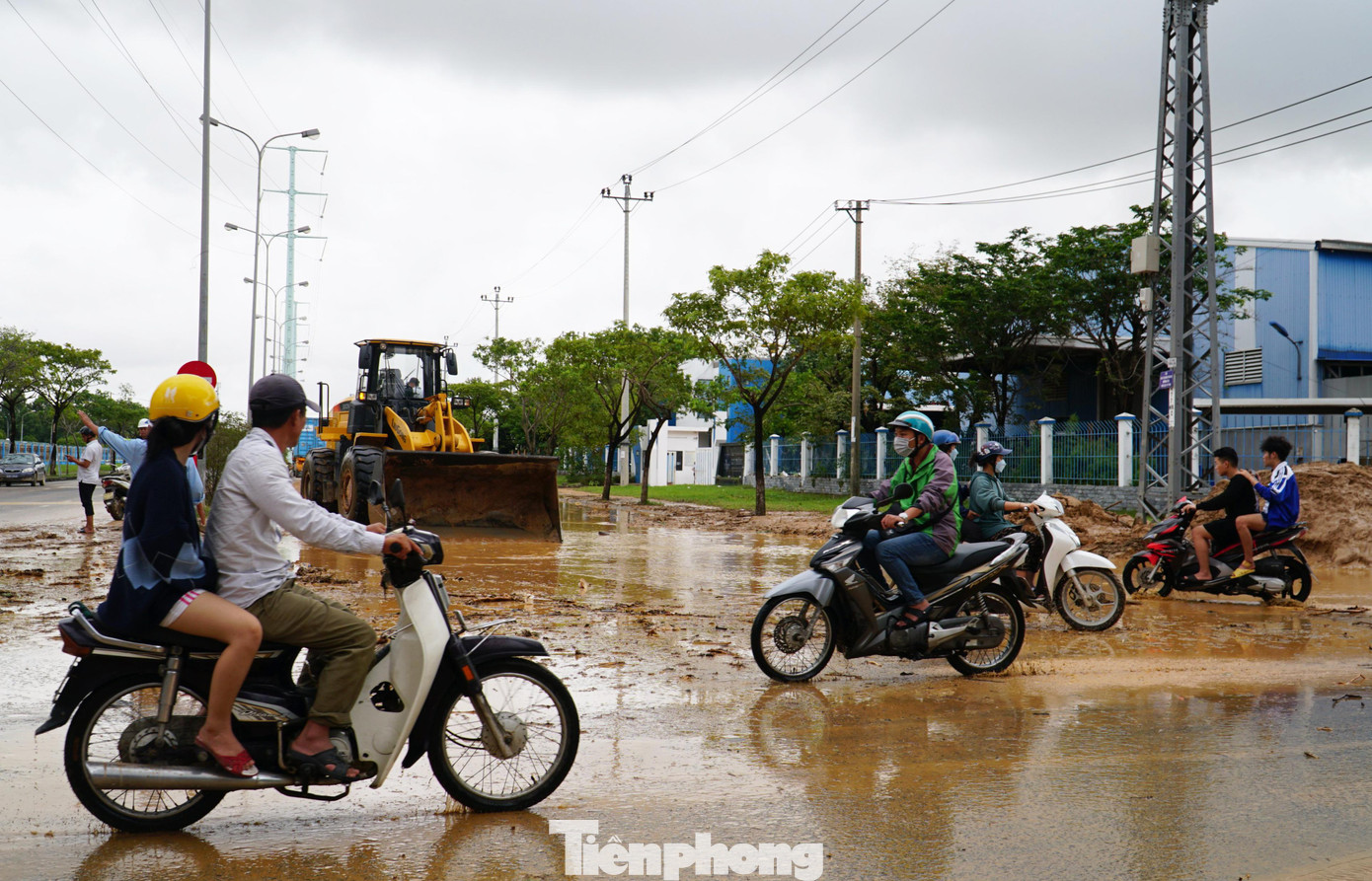 Nhiều tuyến đường ngập bùn đất, đặc biệt là đường số 4, đường số 9, một đoạn đường số 2... Trong sáng nay, các doanh nghiệp trong KCN tạm ngưng sản xuất để khắc phục hậu quả do ngập lụt.