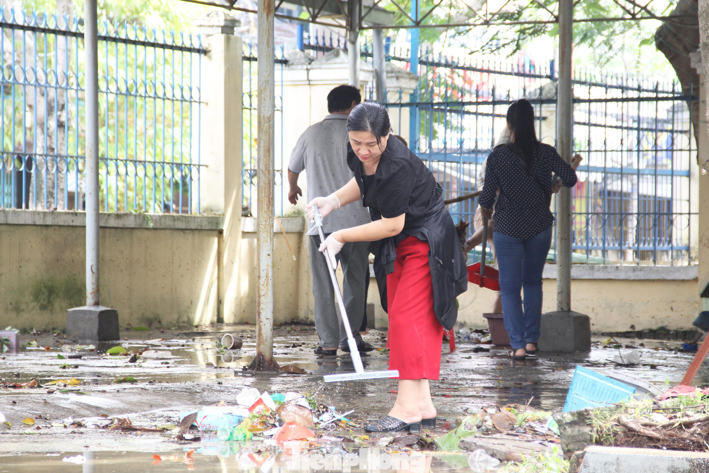 Tại trường THCS Huỳnh Thúc Kháng (quận Thanh Khê, Đà Nẵng), các thầy cô giáo cũng tất bật dọn dẹp. Đêm qua, nước ngập vào trường cao hơn 1m. Tất cả các dãy phòng học, phòng giáo viên... ở tầng 1 đều ngập trong nước. Tại trường THCS Huỳnh Thúc Kháng (quận Thanh Khê, Đà Nẵng), các thầy cô giáo cũng tất bật dọn dẹp. Đêm qua, nước ngập vào trường cao hơn 1m. Tất cả các dãy phòng học, phòng giáo viên... ở tầng 1 đều ngập trong nước.