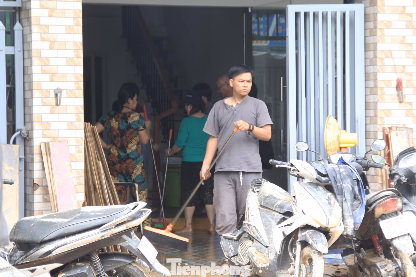 Tất cả đồ đạc trong nhà đều "tắm" trong bùn non. Người dân hối hả dọn dẹp, dội rửa trước khi bùn khô cứng lại. Tất cả đồ đạc trong nhà đều "tắm" trong bùn non. Người dân hối hả dọn dẹp, dội rửa trước khi bùn khô cứng lại.