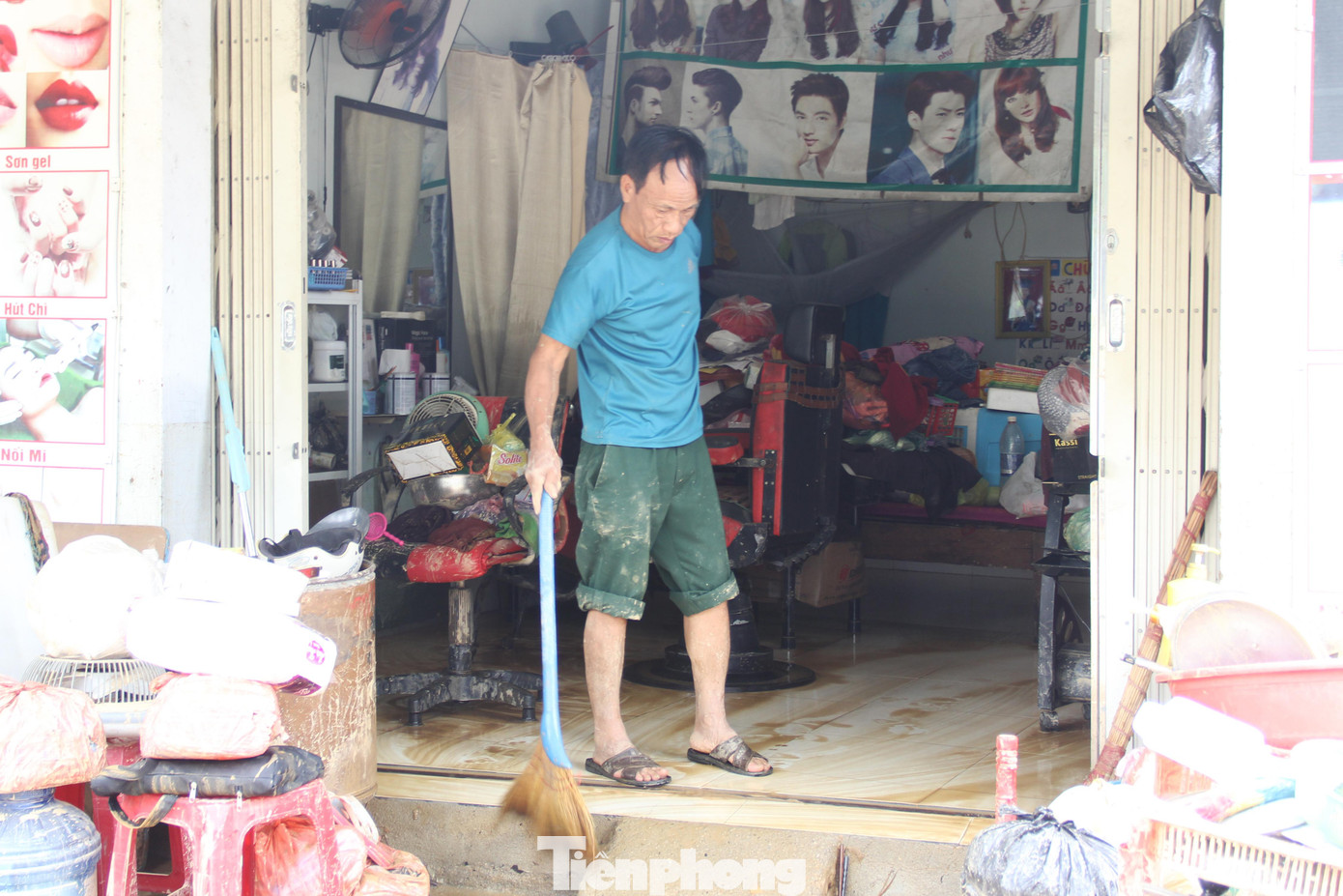 Tiệm cắt tóc của gia đình bà Nguyễn Thị Chức (đường Mẹ Suốt) cũng ngập suốt đêm qua. Cả gia đình phải di dời đến nơi cao để trú ẩn. "Bao nhiêu đồ đạc ướt hết, không kịp kê cao lên", bà Chức than thở. Tiệm cắt tóc của gia đình bà Nguyễn Thị Chức (đường Mẹ Suốt) cũng ngập suốt đêm qua. Cả gia đình phải di dời đến nơi cao để trú ẩn. "Bao nhiêu đồ đạc ướt hết, không kịp kê cao lên", bà Chức than thở.