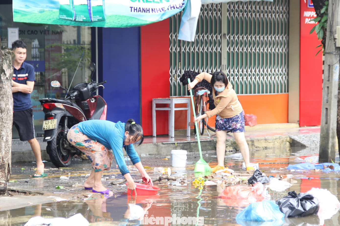 Các khu vực như Hà Huy Tập, Huỳnh Ngọc Huệ... vẫn còn ngập trong nước. Tranh thủ nước rút dần, người dân lấy chổi quét rác, lấy chậu múc nước để dội rửa nhà cửa. Các khu vực như Hà Huy Tập, Huỳnh Ngọc Huệ... vẫn còn ngập trong nước. Tranh thủ nước rút dần, người dân lấy chổi quét rác, lấy chậu múc nước để dội rửa nhà cửa.