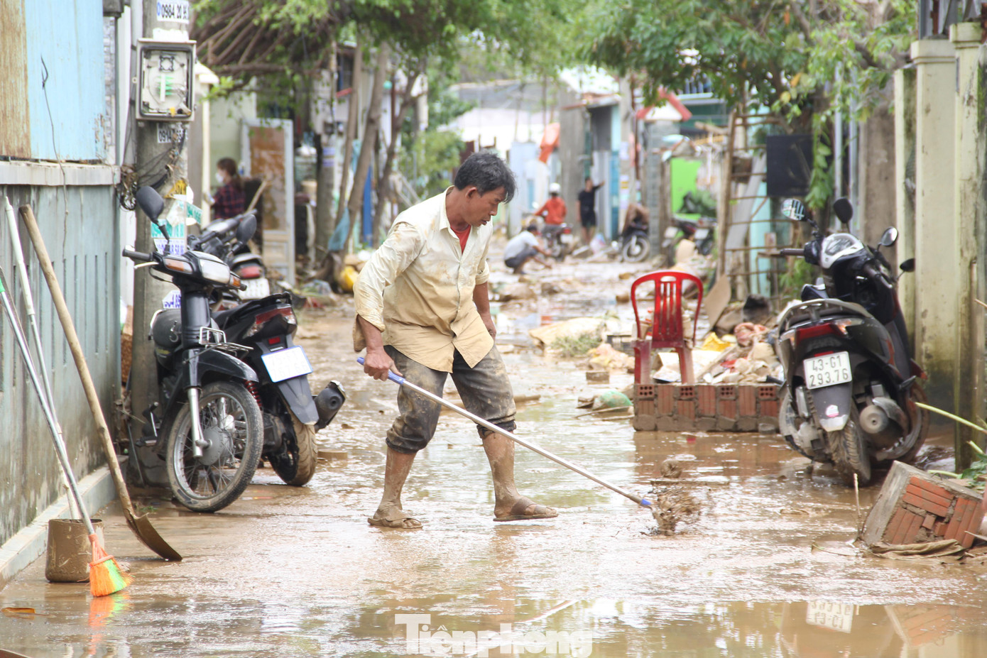 Những kiệt hẻm nhỏ dọc tuyến đường này bám đầy bùn non. Khu vực này đa phần ngập sâu từ 1m đến 1,5m; đêm qua, người dân phải đi trú ẩn ở những nơi cao, an toàn hơn. Đến trưa nay, khi nước rút dần, người dân tất bật dọn dẹp, quét bùn non. Những kiệt hẻm nhỏ dọc tuyến đường này bám đầy bùn non. Khu vực này đa phần ngập sâu từ 1m đến 1,5m; đêm qua, người dân phải đi trú ẩn ở những nơi cao, an toàn hơn. Đến trưa nay, khi nước rút dần, người dân tất bật dọn dẹp, quét bùn non.