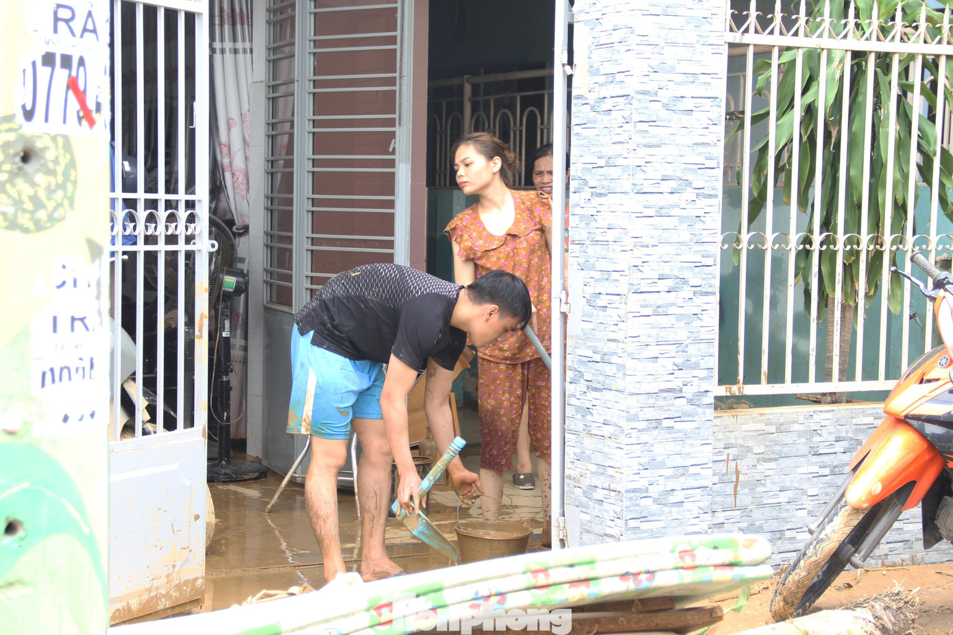 Tất cả đồ đạc trong nhà đều "tắm" trong bùn non. Người dân hối hả dọn dẹp, dội rửa trước khi bùn khô cứng lại. Tất cả đồ đạc trong nhà đều "tắm" trong bùn non. Người dân hối hả dọn dẹp, dội rửa trước khi bùn khô cứng lại.