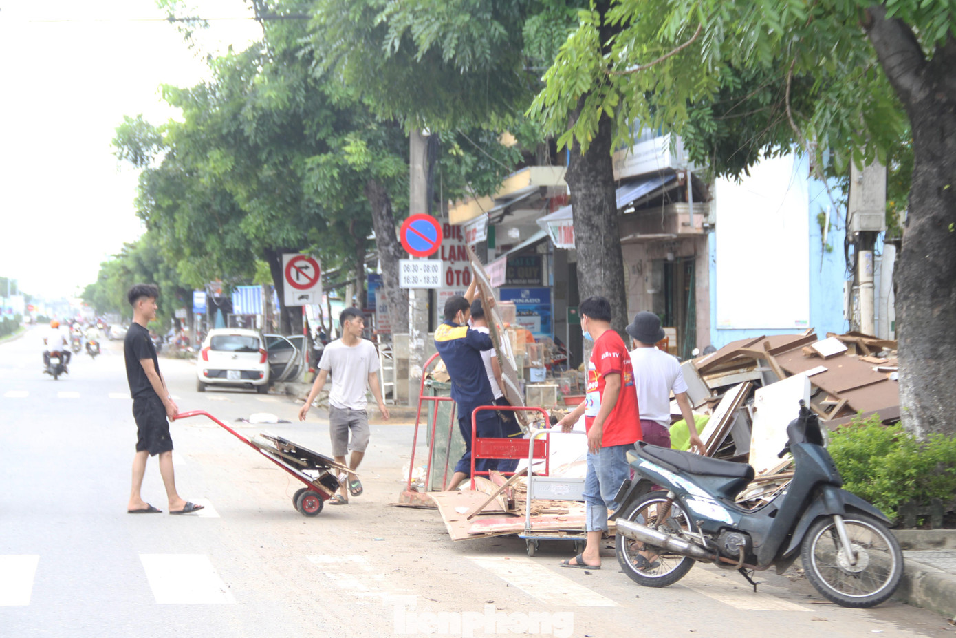 Người dân tranh thủ dọn dẹp, tập kết rác ở các khu vực đường lớn để nhân viên môi trường đô thị thu gom. Người dân tranh thủ dọn dẹp, tập kết rác ở các khu vực đường lớn để nhân viên môi trường đô thị thu gom.