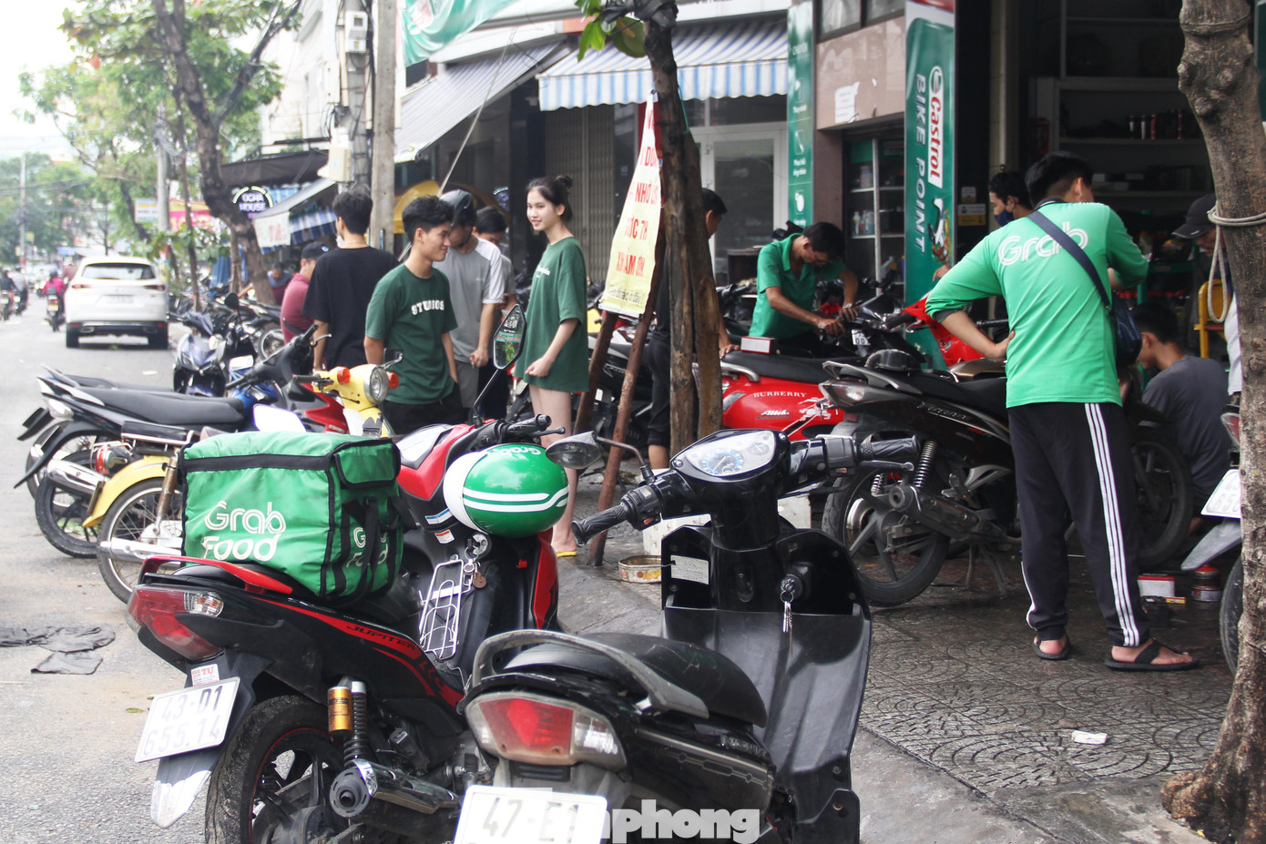 Các tiệm sửa xe lớn, nhỏ trên các tuyến đường trung tâm như Lê Duẩn, Trưng Nữ Vương, Hải Phòng, Triệu Nữ Vương, Nguyễn Hoàng... đều chen chúc người ngồi, đứng chờ đến lượt sửa xe.