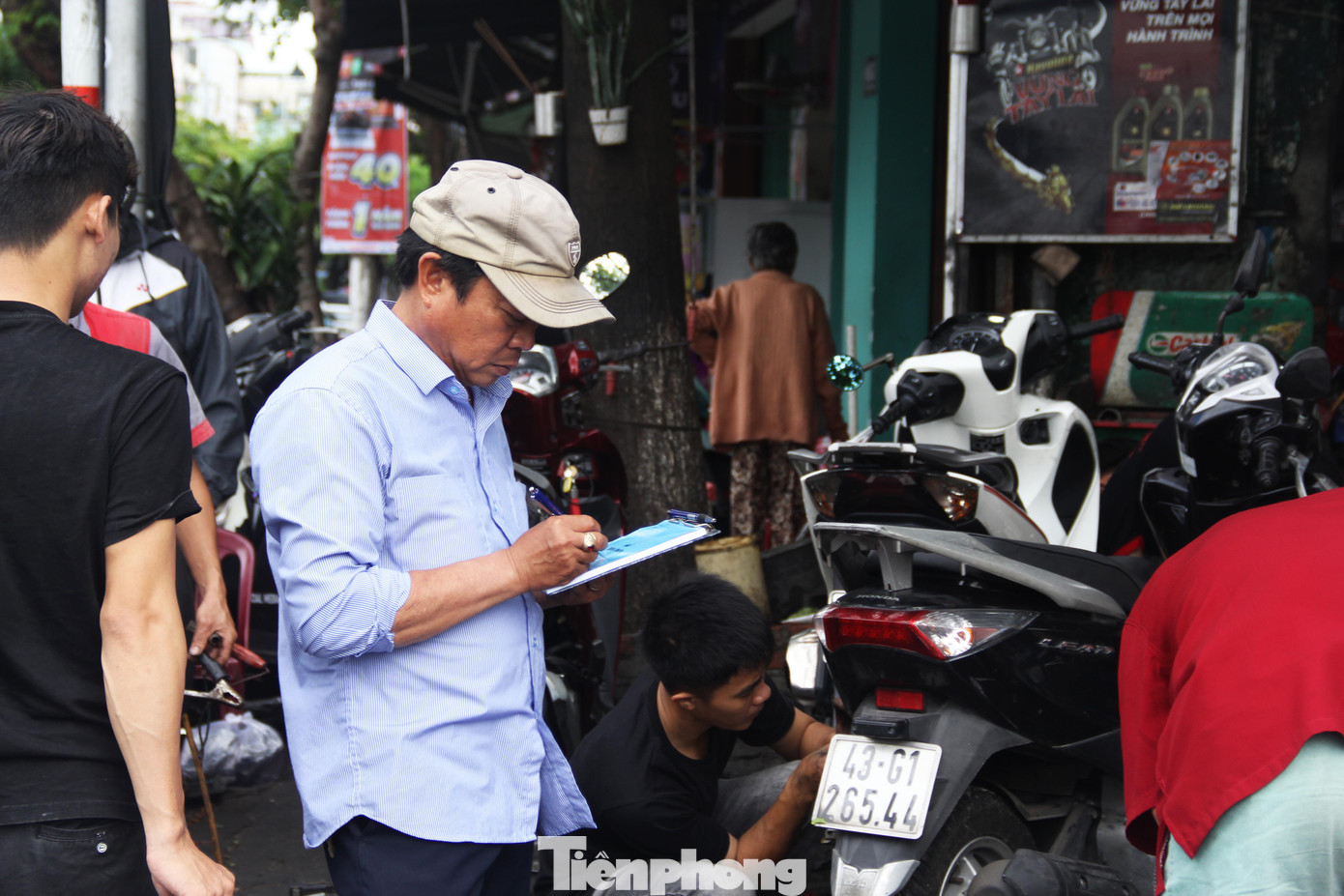 Vì số lượng xe máy cần sửa rất nhiều nên các cửa hàng đều ghi phiếu theo số thứ tự. Nhiều người để lại số điện thoại và về nhà đợi đến lượt thì ra sửa xe.