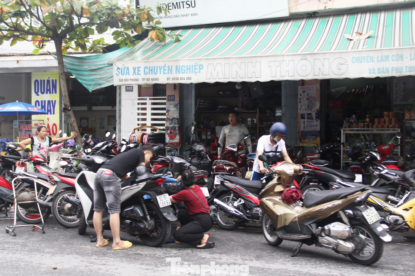 Xe máy xếp san sát trước các cửa tiệm, tràn cả ra đường. Nhiều người đến từ sớm nhưng vẫn phải xếp hàng chờ đến lượt.