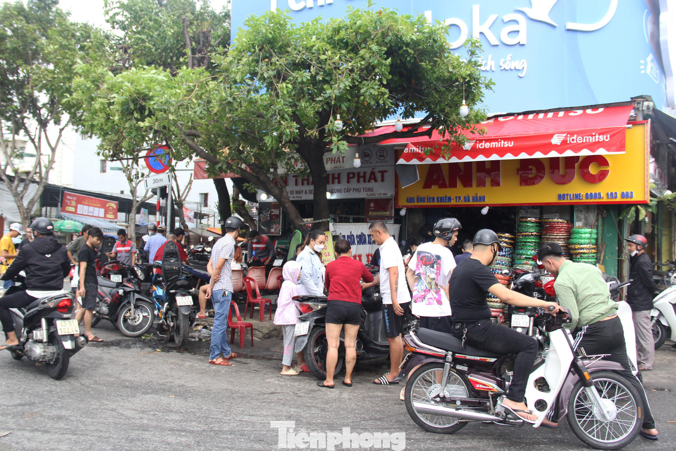 Ngại chờ ở các tiệm sửa, nhiều người dân cũng đến các cửa hàng phụ tùng để tự mua đồ về thay, hoặc nhờ chủ tiệm hỗ trợ.