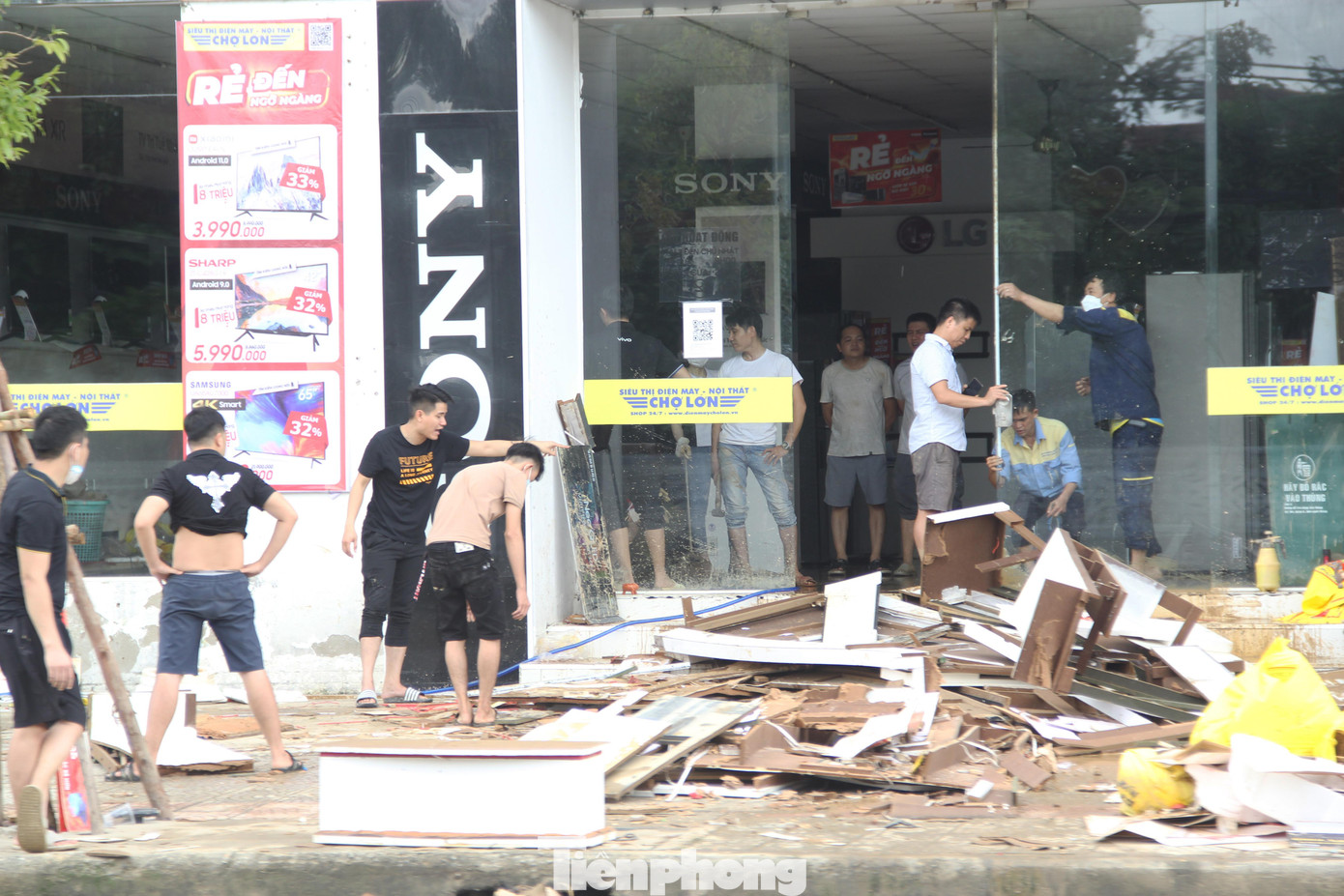 Một cửa hàng điện máy trên đường Tôn Đức Thắng (quận Liên Chiểu) ngổn ngang sau ngập lụt lịch sử. Nước ngập nhanh khiến nhân viên không kịp kê cao thiết bị điện máy, nhiều hàng hóa ngập trong nước. Một cửa hàng điện máy trên đường Tôn Đức Thắng (quận Liên Chiểu) ngổn ngang sau ngập lụt lịch sử. Nước ngập nhanh khiến nhân viên không kịp kê cao thiết bị điện máy, nhiều hàng hóa ngập trong nước.