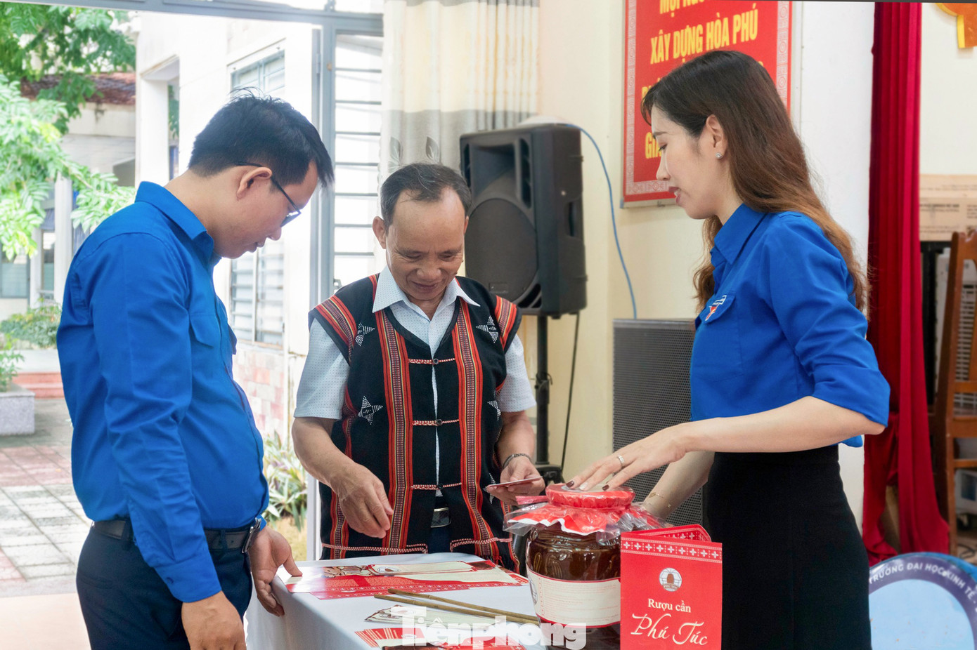 Trong công tác Đoàn, anh Quỳnh (bìa trái) luôn lấy sinh viên làm trung tâm, khuyến khích sinh viên lên ý tưởng, tham gia thực hiện