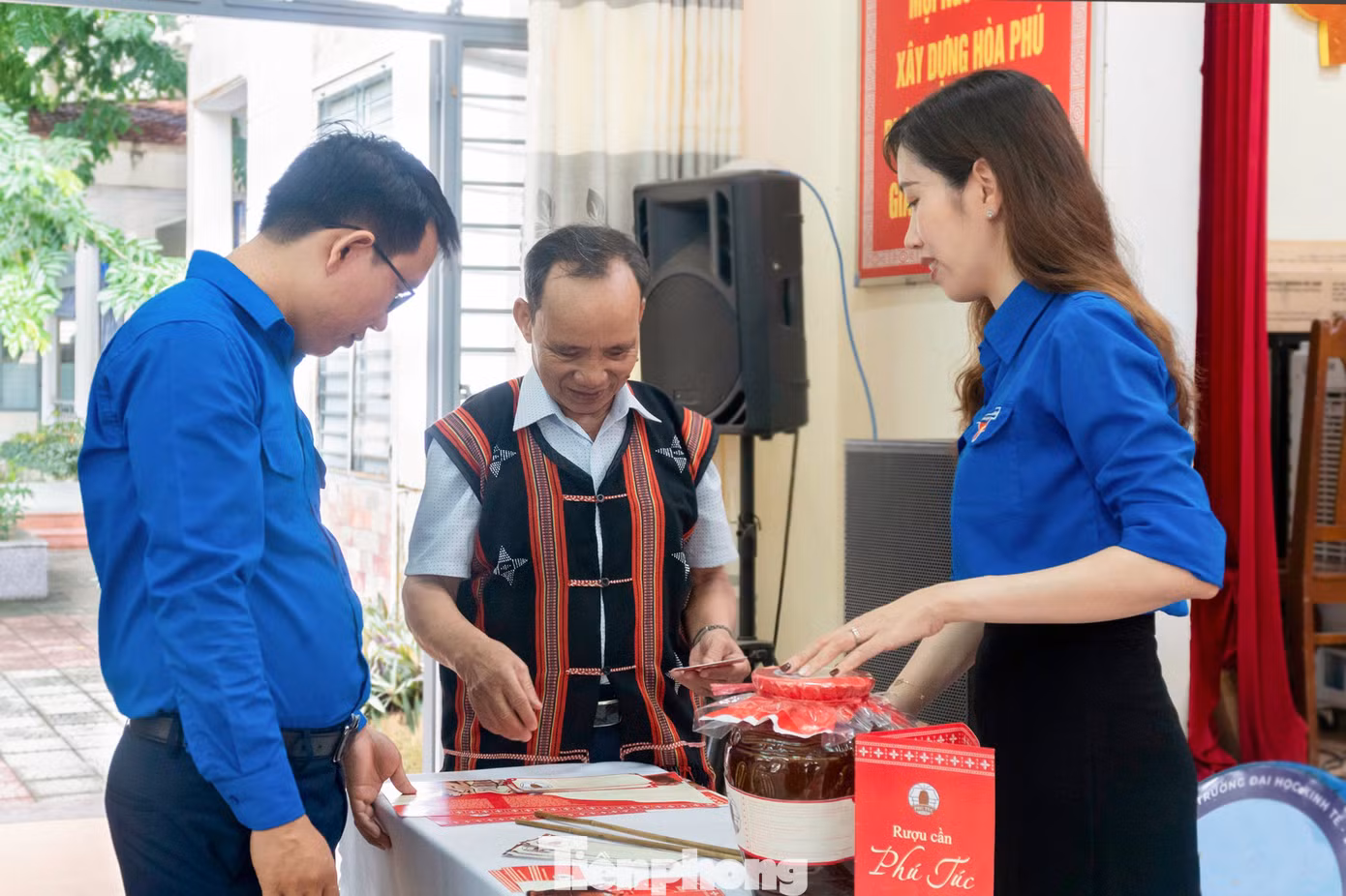Trong công tác Đoàn, anh Quỳnh (bìa trái) luôn lấy sinh viên làm trung tâm, khuyến khích sinh viên lên ý tưởng, tham gia thực hiện