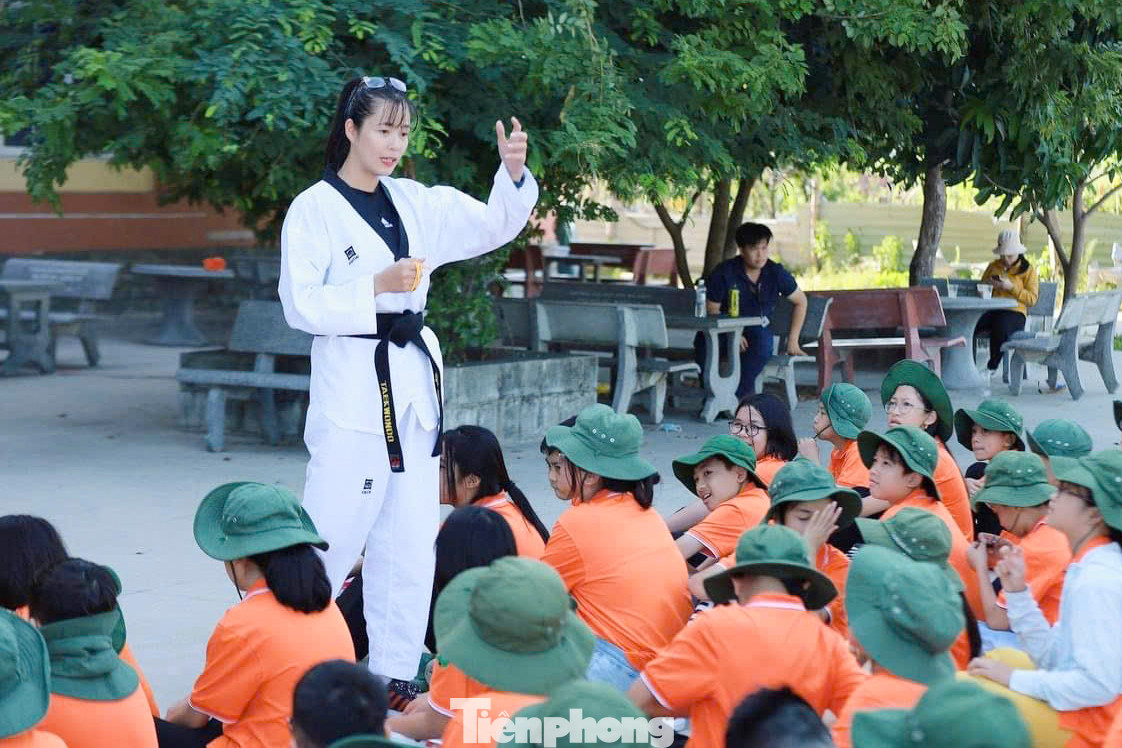 Chị Nguyễn Thị Bích Thủy luôn gắn bó với các hoạt động trang bị kỹ năng cho học sinh, sinh viên