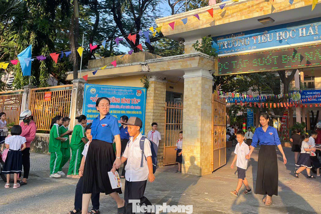 Mô hình "Cổng trường bình yên" góp phần đảm bảo an ninh trật tự trước các cổng trường vào giờ tan học. Ảnh: Giang Thanh