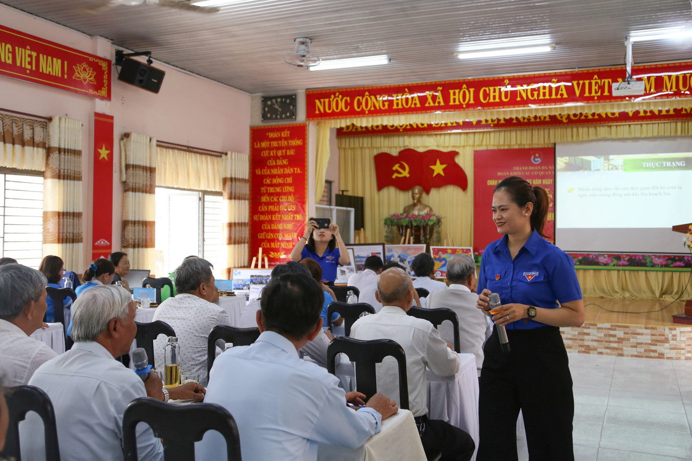 Hướng dẫn người dân xử lý rơm rạ sau khi thu hoạch để làm phân bón