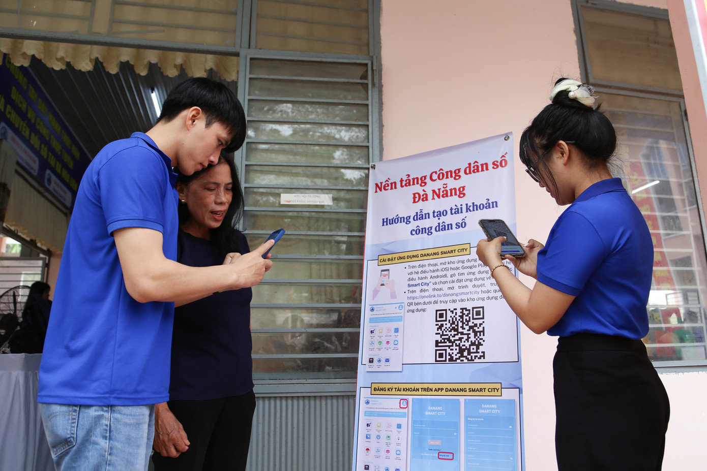 Các tình nguyện viên hỗ trợ người dân tạo tài khoản công dân số