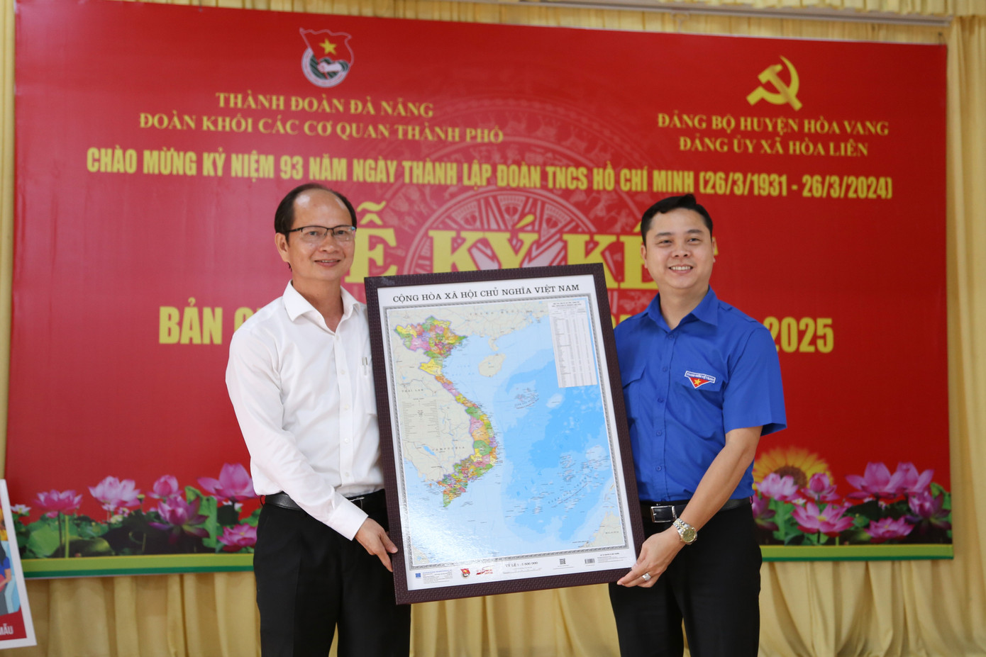 Trao tặng bản đồ Tự hào một dải non sông cho Đảng ủy xã Hòa Liên