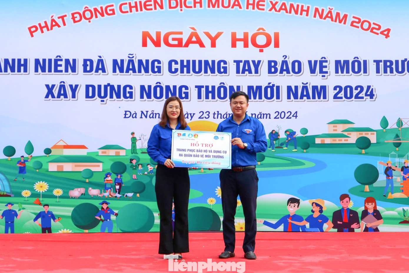 Dịp này, Thành Đoàn Đà Nẵng đã trao tặng trang phục bảo hộ, dụng cụ ra quân cho đội hình thực hiện công trình khơi thông dòng chảy tại Bàu Tre với trị giá 40 triệu đồng.