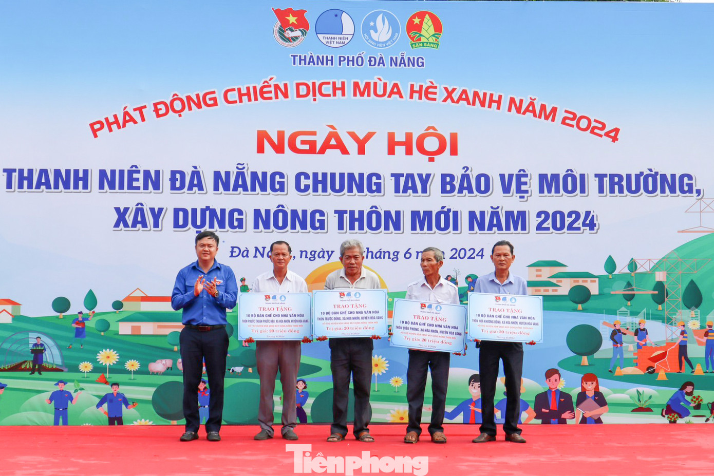 Bên cạnh đó, phát động chiến dịch Mùa hè xanh, Thành Đoàn Đà Nẵng cũng trao tặng 40 bộ bàn ghế (40 bàn và 400 ghế) cho nhà văn hóa của 4 thôn thuộc xã Hòa Nhơn (thôn Hòa Khương Đông, thôn Diêu Phong, thôn Trước Đông và thôn Phước Thuận Phước Hậu) trị giá 60 triệu đồng.