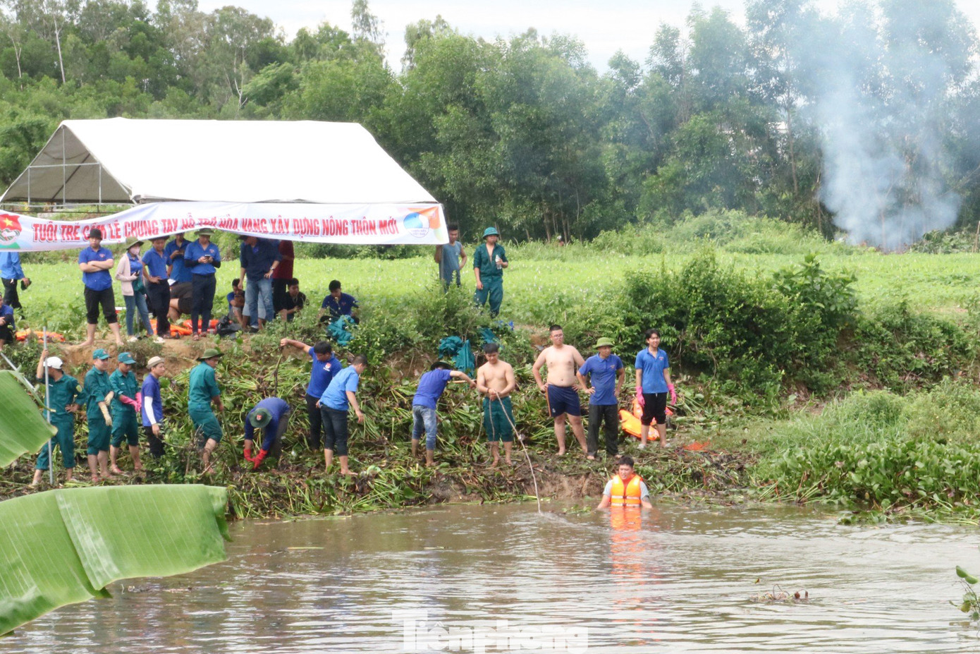 Gần 400 tình nguyện viên thuộc các khối lực lượng vũ trang, đoàn viên thanh niên xã, sinh viên… đồng loạt ra quân khơi thông lối thoát nước tại Bàu Tre (thôn trước Đông, xã Hòa Nhơn, huyện Hòa Vang).