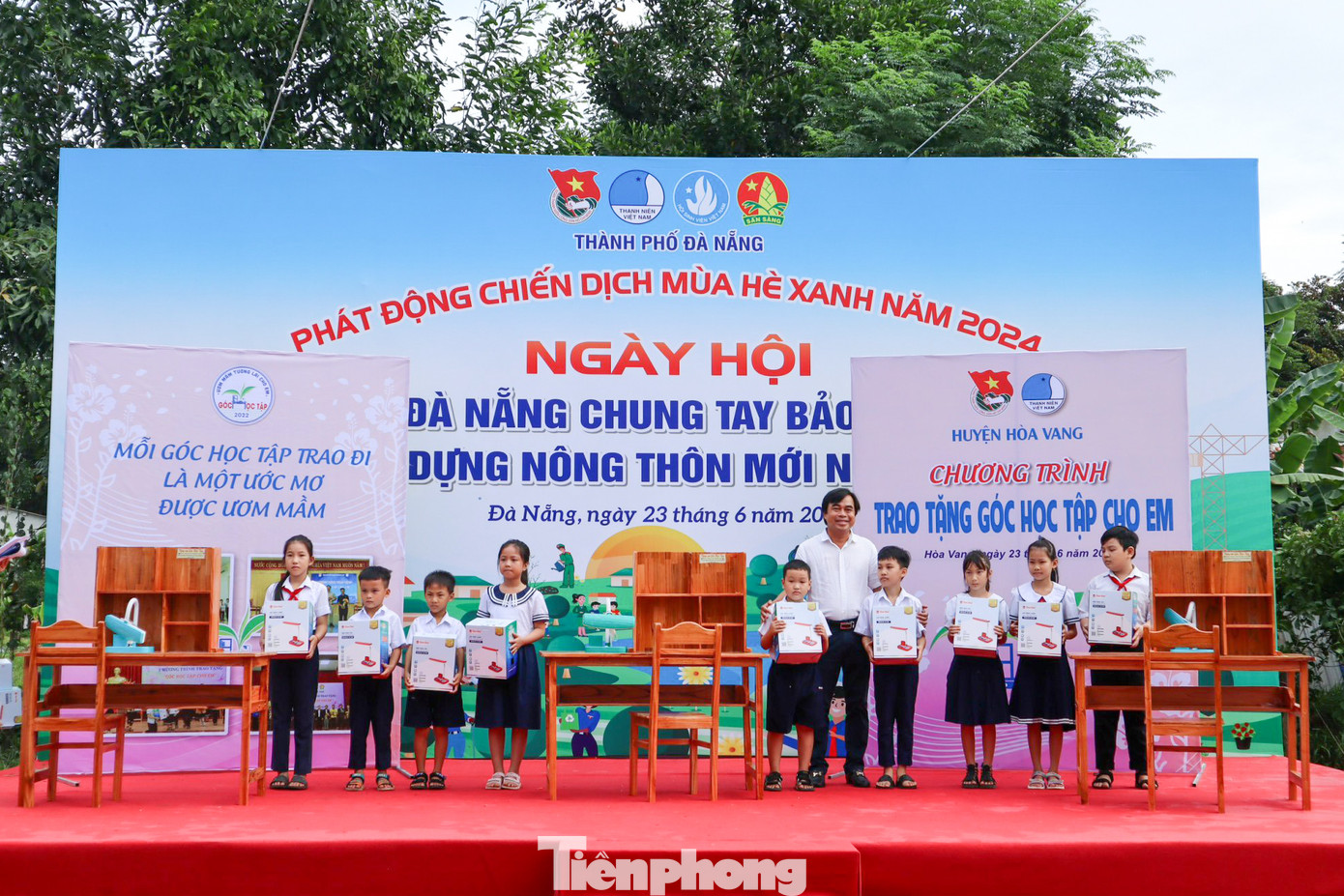 Nhằm chia sẻ, động viên với các em học sinh có hoàn cảnh khó khăn trên địa bàn huyện, giúp các em có điều kiện tốt hơn vươn lên trong học tập, Huyện Đoàn Hoà Vang trao tặng 70 góc học tập cho em bao gồm bộ bàn ghế, kệ sách và đèn học cho các em học sinh với tổng giá trị hơn 150 triệu đồng.