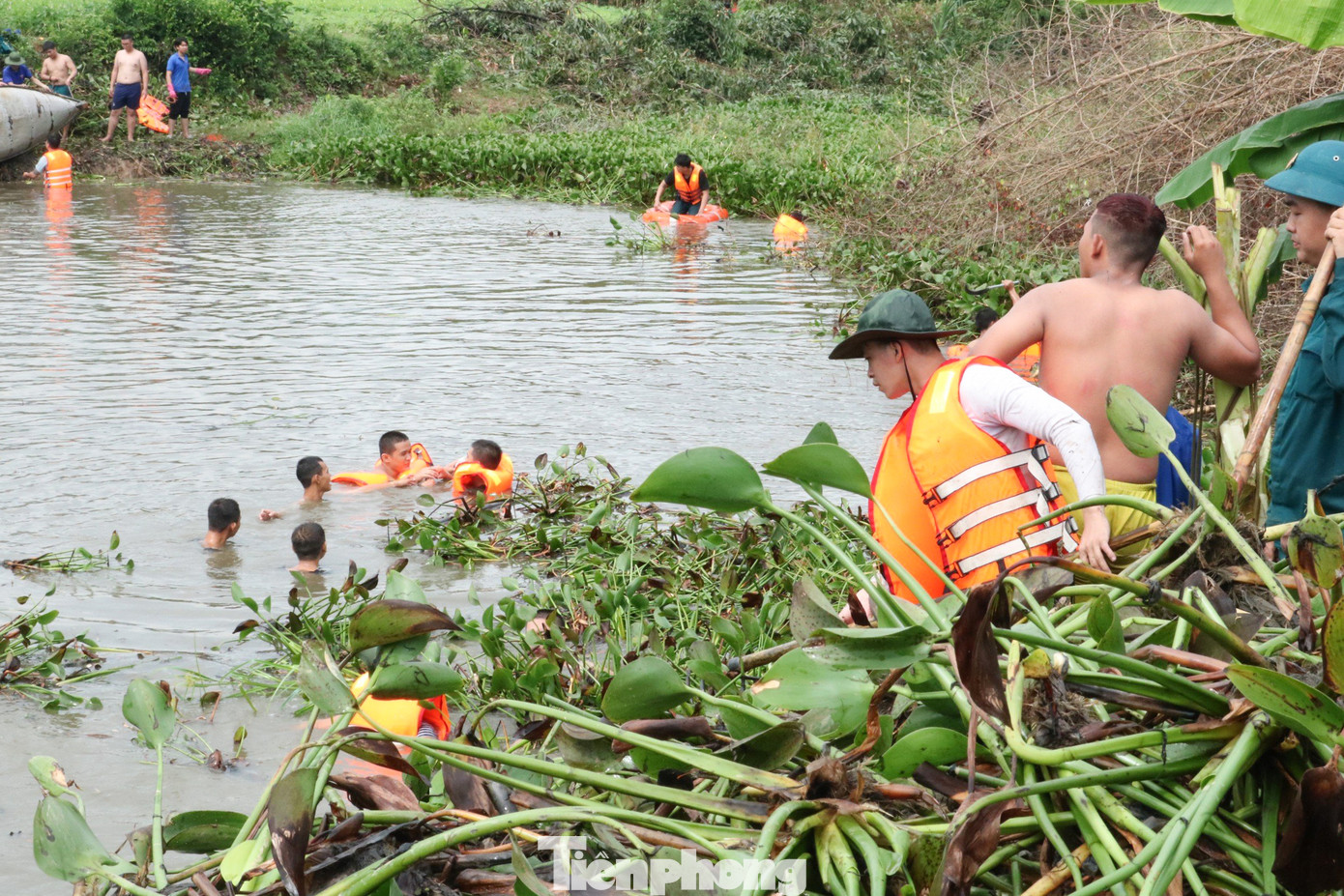 Để đảm bảo an toàn, các tình nguyện viên được trang bị đồ bảo hộ như áo phao, găng tay chống cắt, găng tay cao su, ủng… Tình nguyện viên được chia thành các nhóm để dọn vệ sinh ở khu vực trên bờ, dưới nước, hỗ trợ vận chuyển rác…