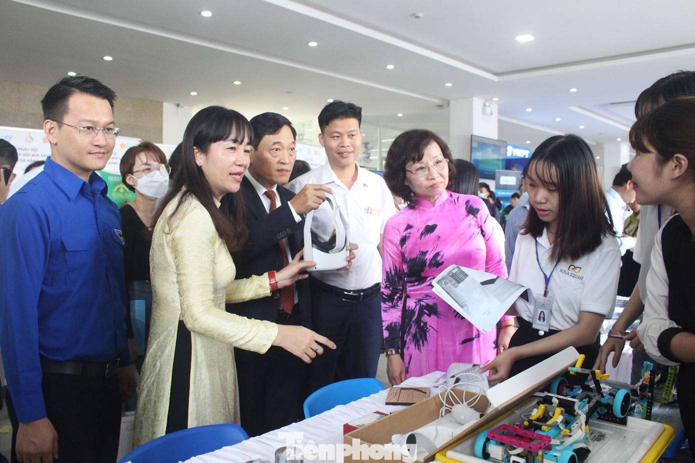 Thứ trưởng Bộ KH&CN Trần Văn Tùng tham quan các dự án khởi nghiệp trong khuôn khổ Ngày hội Khởi nghiệp Đổi mới sáng tạo Đà Nẵng SURF 2022. Ảnh: Giang Thanh Thứ trưởng Bộ KH&CN Trần Văn Tùng tham quan các dự án khởi nghiệp trong khuôn khổ Ngày hội Khởi nghiệp Đổi mới sáng tạo Đà Nẵng SURF 2022. Ảnh: Giang Thanh