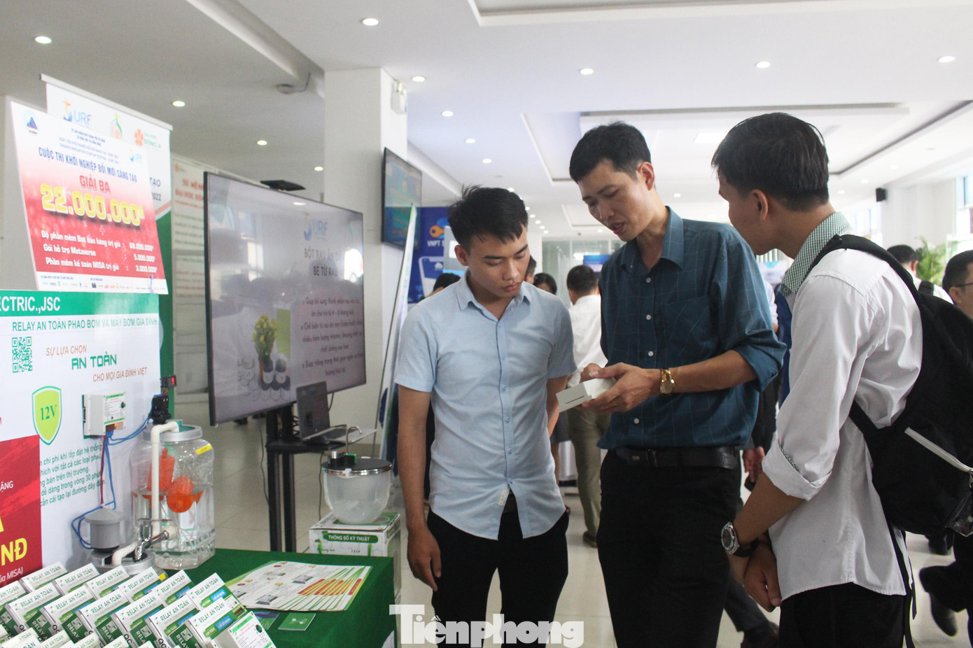 Nguyễn Mạnh Cường (bìa trái) mang sản phẩm “Relay an toàn phao bơm và máy bơm gia đình” đến Ngày hội với mong muốn kết nối với nhà đầu tư Nguyễn Mạnh Cường (bìa trái) mang sản phẩm “Relay an toàn phao bơm và máy bơm gia đình” đến Ngày hội với mong muốn kết nối với nhà đầu tư