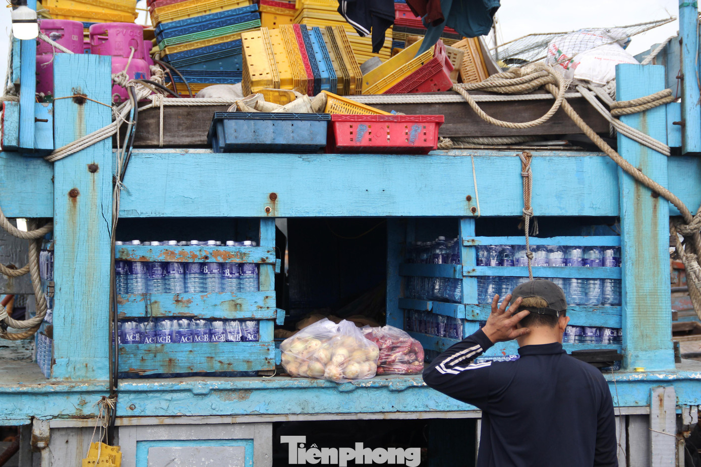 Để chuẩn bị cho 15 - 20 ngày lênh đênh trên biển, mấy hôm nay, ông Tín bận bịu tính toán, mua sắm từ mớ rau, cân thịt... cho đến nước uống, bình gas, bánh trái, thuốc men...