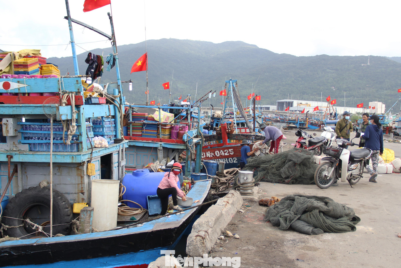 Tại các khu vực cầu cảng, những chiếc tàu cá công suất lớn lần lượt xếp hàng chờ bốc dỡ hàng hóa, tiếp nhiên liệu để chuẩn bị cho chuyến biển dài ngày. Chủ thuyền và các thuyền viên bận rộn chuyển lương thực, thực phẩm tươi sống, ngư lưới cụ lên tàu.