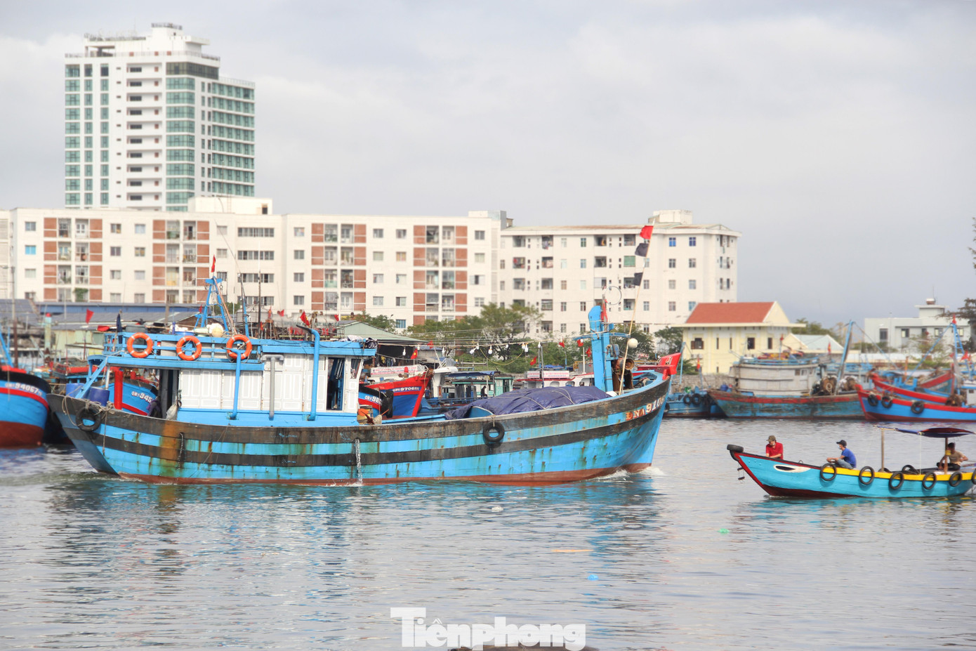 Theo ông Nguyễn Lại, Phó Trưởng ban quản lý Cảng cá và âu thuyền Thọ Quang, sau Tết Nguyên đán, ngư dân từ các tỉnh miền Trung đã về lại cảng cá để chuẩn bị tàu thuyền, hậu cần cho chuyến biển đầu năm. Trung bình mỗi ngày, có khoảng 20 tàu cá vươn khơi đánh bắt.