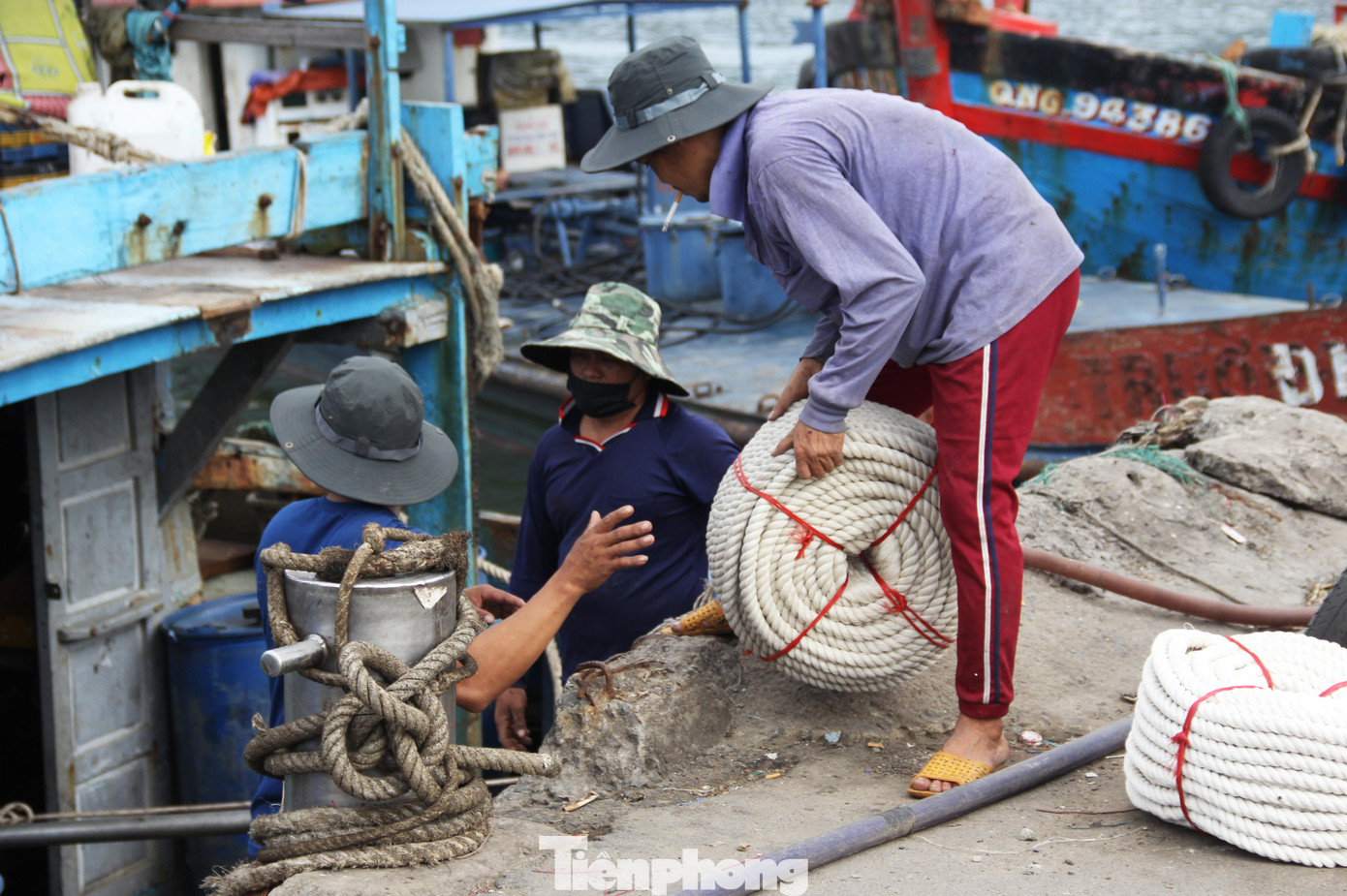 Sau hơn 1 ngày chuẩn bị, tàu cá QNg 92863 TS của ông Lê Văn Tín (49 tuổi, ở Sa Huỳnh, Quảng Ngãi) sẽ vươn khơi đánh bắt chuyến đầu tiên trong năm Nhâm Dần. Chuyến này, đội tàu 2 chiếc của ông có khoảng 10 thuyền viên, dự kiến đánh bắt ở các ngư trường trong vùng biển Vịnh Bắc Bộ.