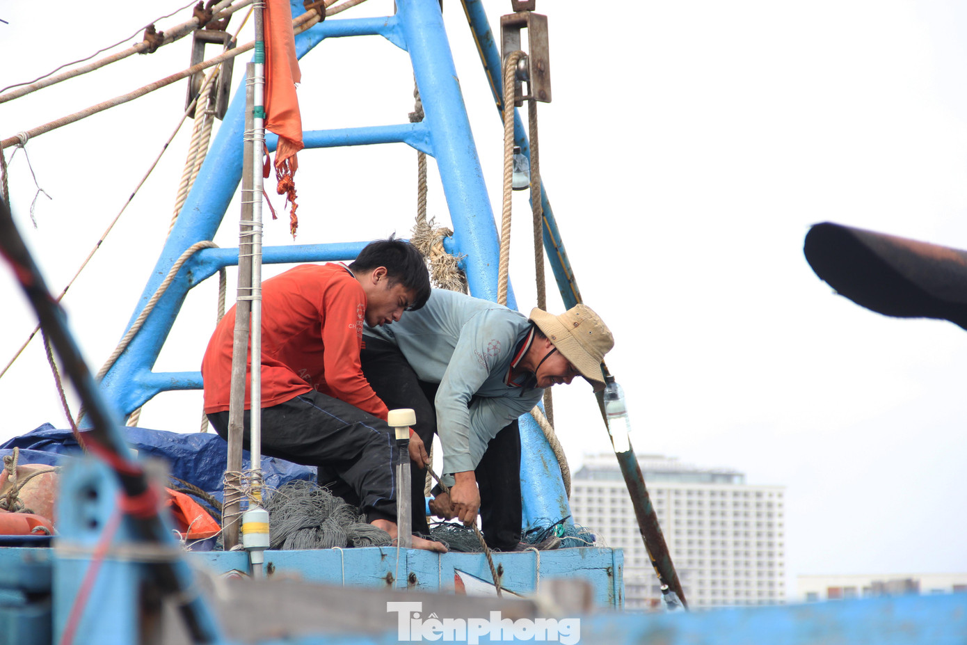 Có mặt ở Đà Nẵng vào mồng 9 Tết, anh Phan Văn Ngọc (39 tuổi, chủ tàu cá ở Quảng Ngãi) cùng các thuyền viên mất gần 3 ngày để chuẩn bị cho chuyến vươn khơi "săn" lộc biển đầu năm.