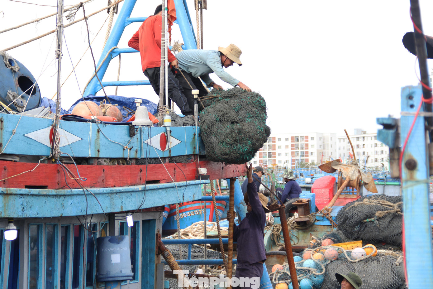 Sáng nay (12/2), anh Ngọc cùng các bạn thuyền đã hoàn tất công tác hậu cần. Thực phẩm, rau xanh, nước uống, bình ga, nhiên liệu... đều đã được chuẩn bị đủ cho chuyến biển dự kiến kéo dài 20 ngày.