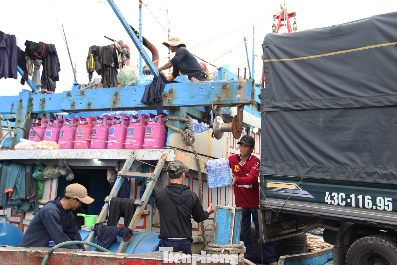 "Thời tiết dịp này khá thuận lợi nên tôi cũng hi vọng vào một chuyến đánh bắt thắng lợi, trúng được luồng cá to. Đội thuyền của tôi có 2 tàu, cả thảy 14 thuyền viên. Anh em cũng đã xét nghiệm COVID-19 để đảm bảo chuyến biển không bị gián đoạn", anh Ngọc nói.