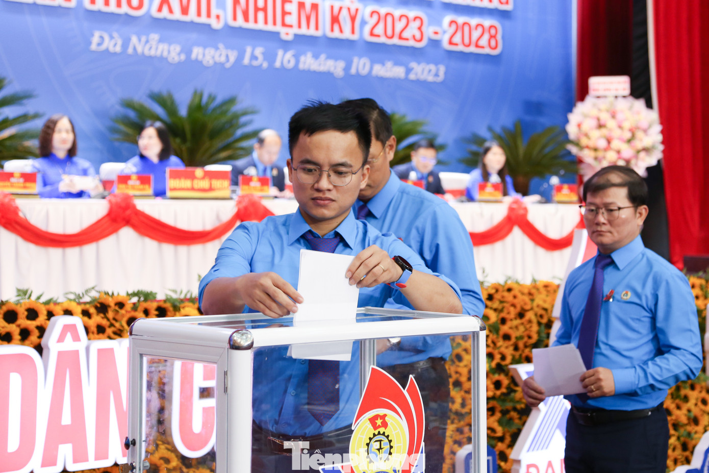 Các đại biểu bỏ phiếu bầu Ban chấp hành LĐLĐ TP Đà Nẵng khóa XVII. (Ảnh: Giang Thanh)