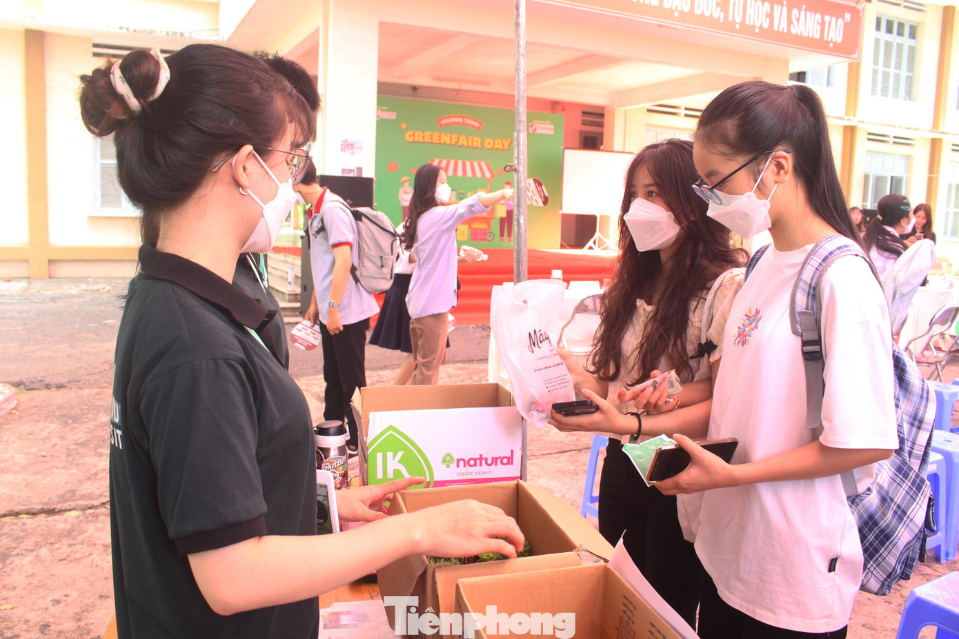 Hoạt động đổi rác, đổi pin lấy cây xanh và trạm refill được tổ chức xuyên suốt ngày hội Hoạt động đổi rác, đổi pin lấy cây xanh và trạm refill được tổ chức xuyên suốt ngày hội