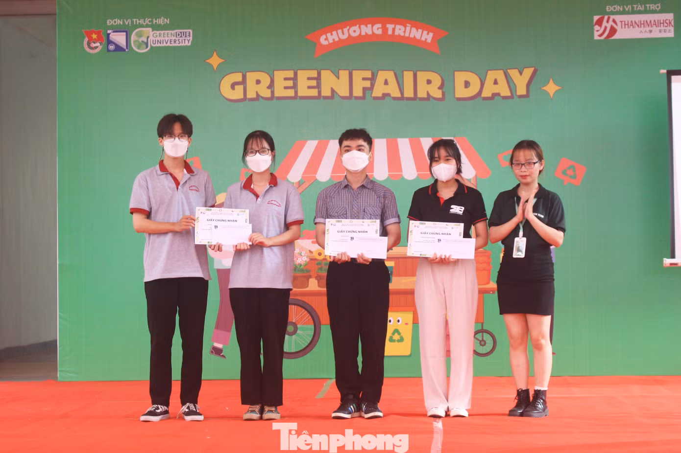 BTC Dự án Green University DUE trao phần thưởng cho các đơn vị, cá nhân chiến thắng trong "Thử thách sống xanh cùng bình nước sạch"