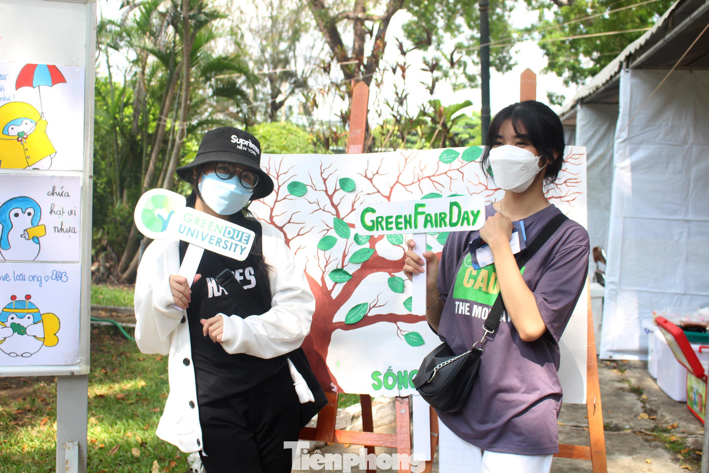 Các bạn trẻ hào hứng "checkin", lan tỏa thông điệp sống xanh Các bạn trẻ hào hứng "checkin", lan tỏa thông điệp sống xanh