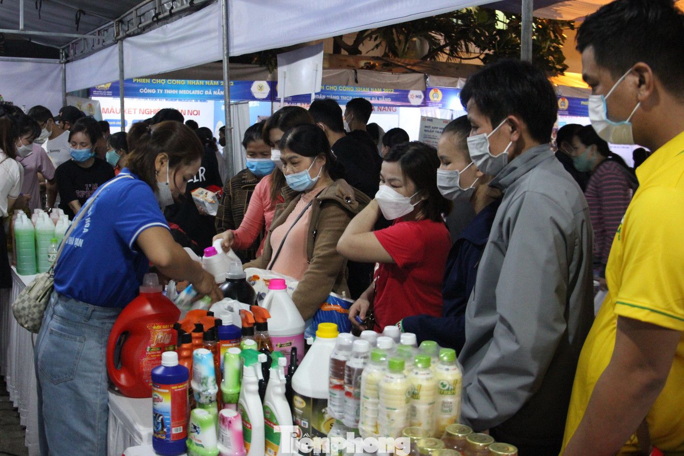 Tại Phiên chợ Công nhân, người lao động có thể mua được nhiều sản phẩm với mức giá ưu đãi Tại Phiên chợ Công nhân, người lao động có thể mua được nhiều sản phẩm với mức giá ưu đãi