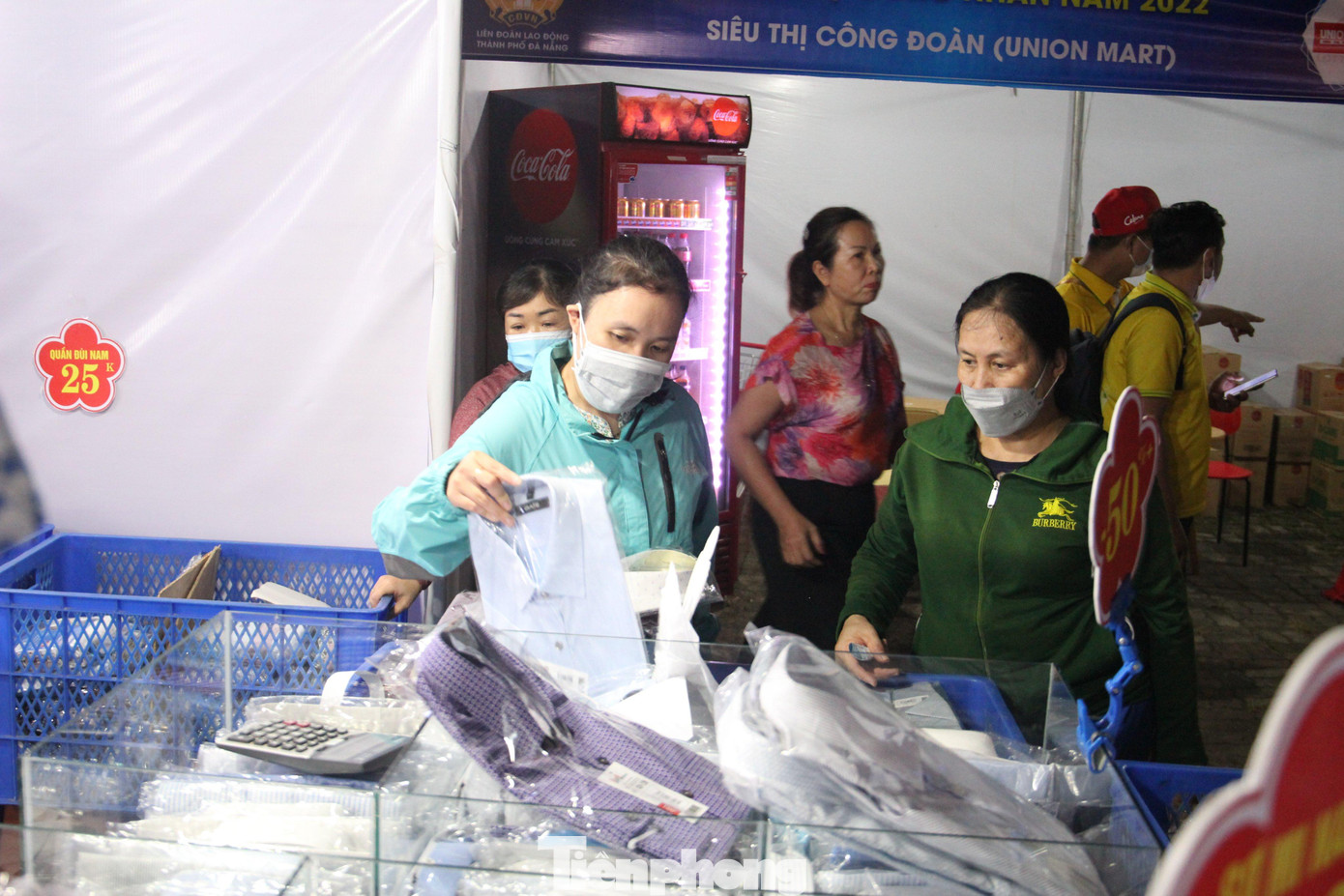 Trong Tháng Công nhân, có 3 phiên chợ được tổ chức để người lao động có thể tiếp cận được với các sản phẩm chất lượng có mức giá ưu đãi Trong Tháng Công nhân, có 3 phiên chợ được tổ chức để người lao động có thể tiếp cận được với các sản phẩm chất lượng có mức giá ưu đãi