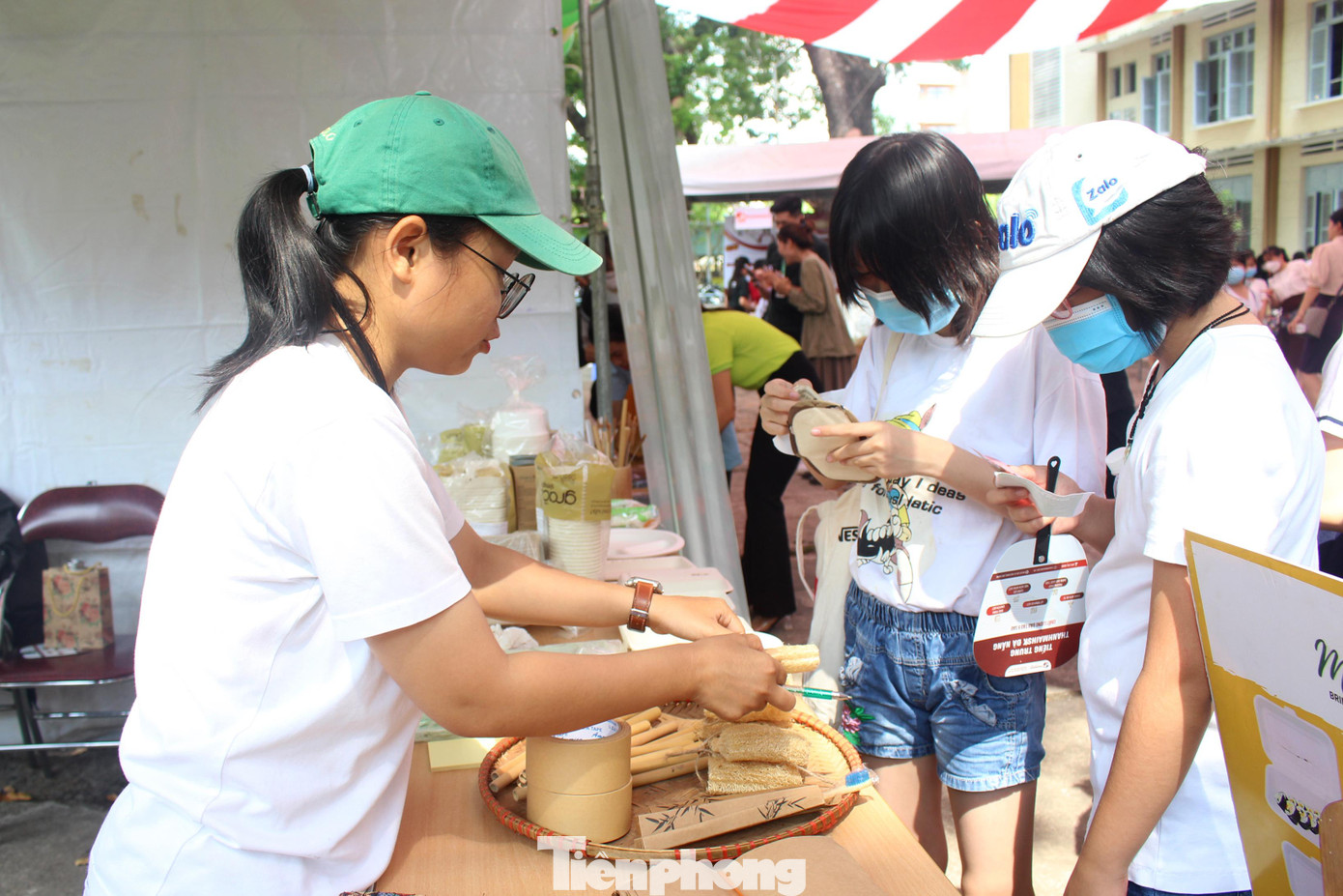 Các bạn trẻ hào hứng tìm hiểu về các sản phẩm xanh thay thế sản phẩm dùng một lần từ nhựa. Ảnh: Giang Thanh Các bạn trẻ hào hứng tìm hiểu về các sản phẩm xanh thay thế sản phẩm dùng một lần từ nhựa. Ảnh: Giang Thanh