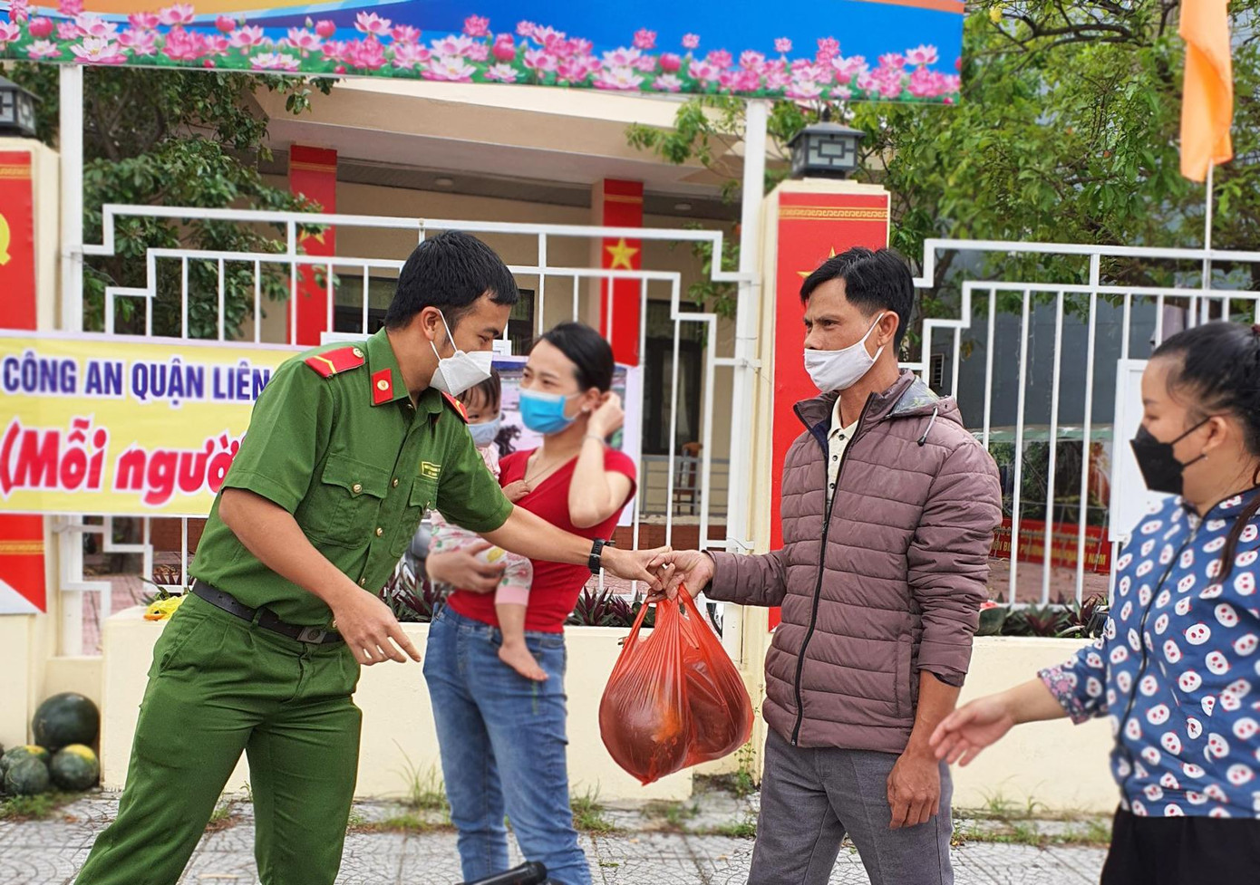 Mỗi người dân ghé qua đều được tặng một quả dưa hấu mang về