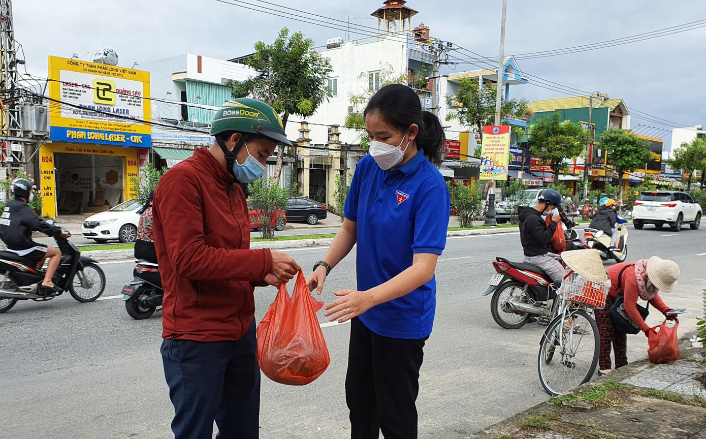 Hơn 2 tấn dưa được phát hết veo chỉ sau 2 ngày